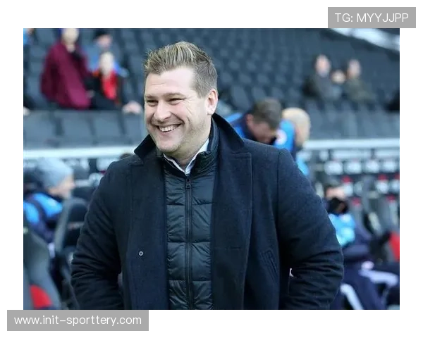 卡尔赛后拥抱恩师，青训情谊感人