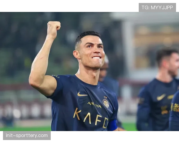 特写：39岁的C罗在利雅得胜利训练后加练任意球，备战赛季收官阶段