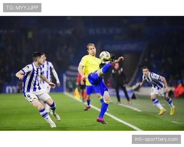 格拉纳达vs加的斯保级大战，上半场双方合计零射正