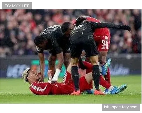 利物浦0-2巴黎圣日耳曼：埃基蒂克无对抗受伤被担架抬离